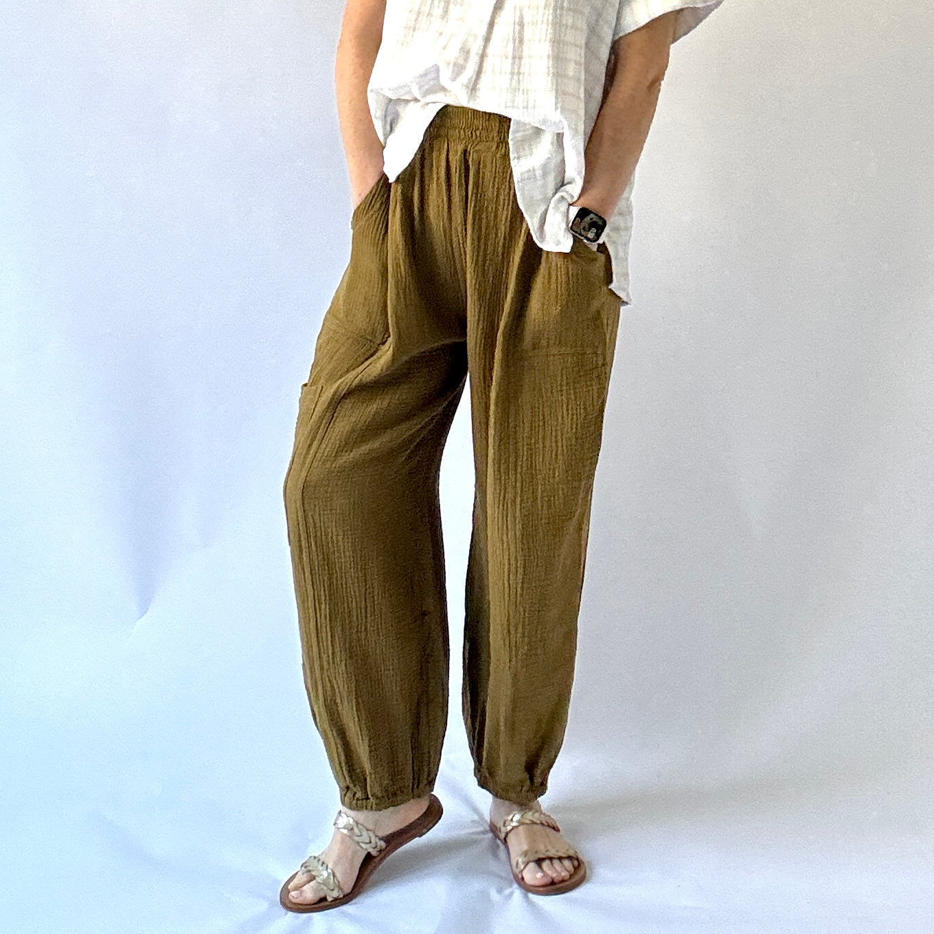 Women's caramel tobacco textured gauze elasti waist cargo pant with elastic hem