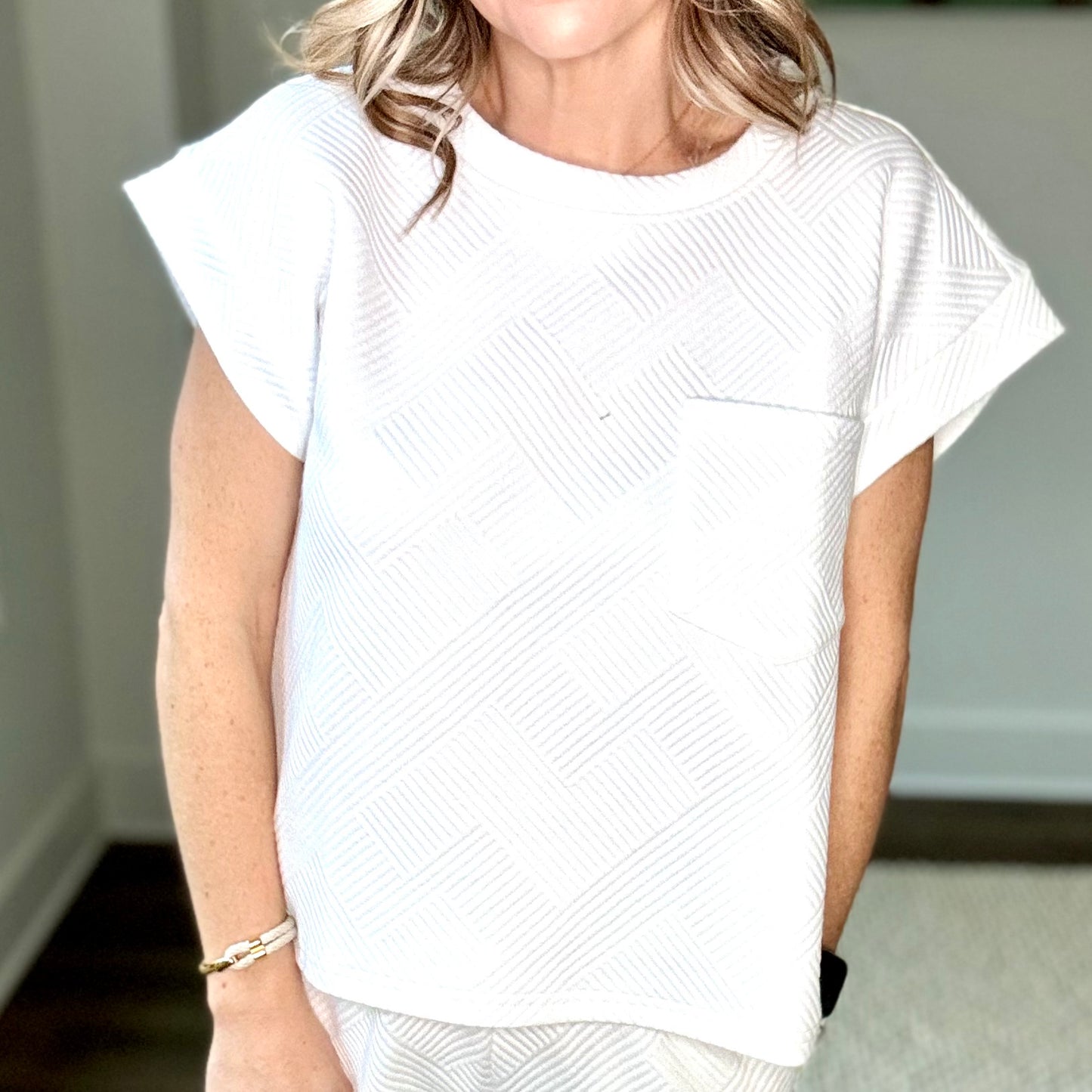 White textured fabric loose fit pocket tee