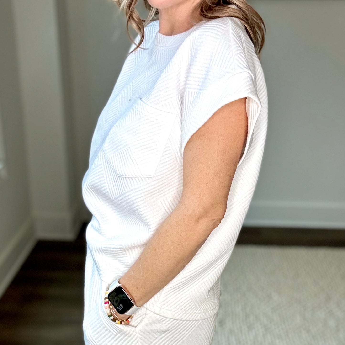 White textured fabric loose fit pocket tee