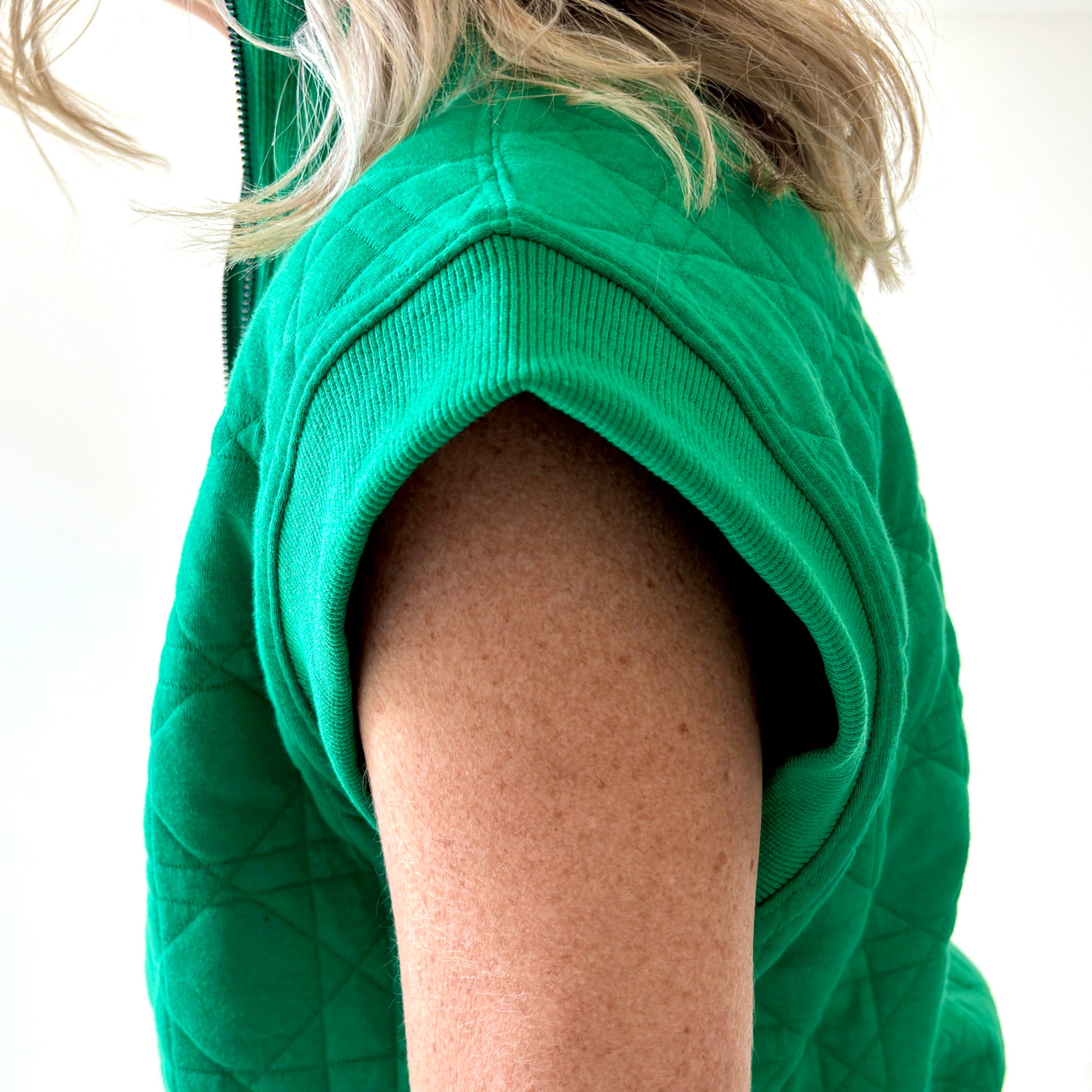 Women's kelly green textured quart zip pull over top with rib trim