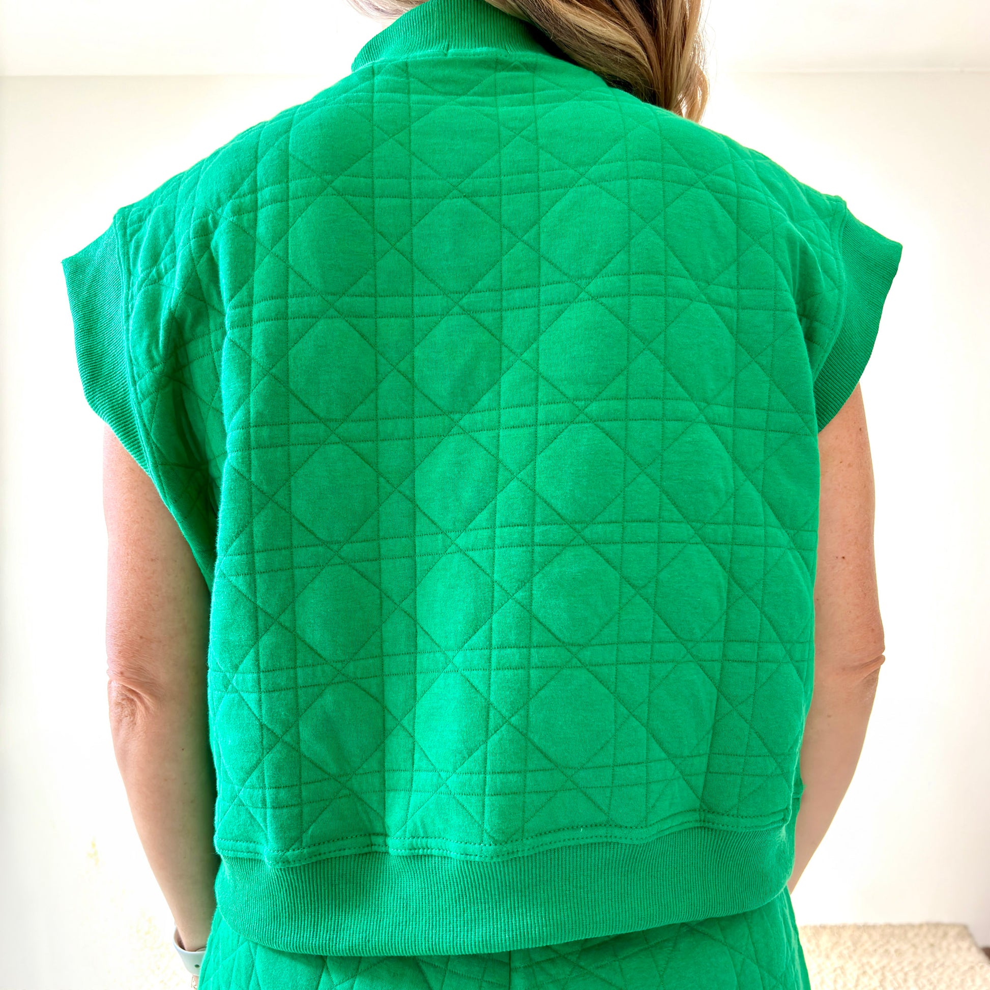 Women's kelly green textured quart zip pull over top with rib trim