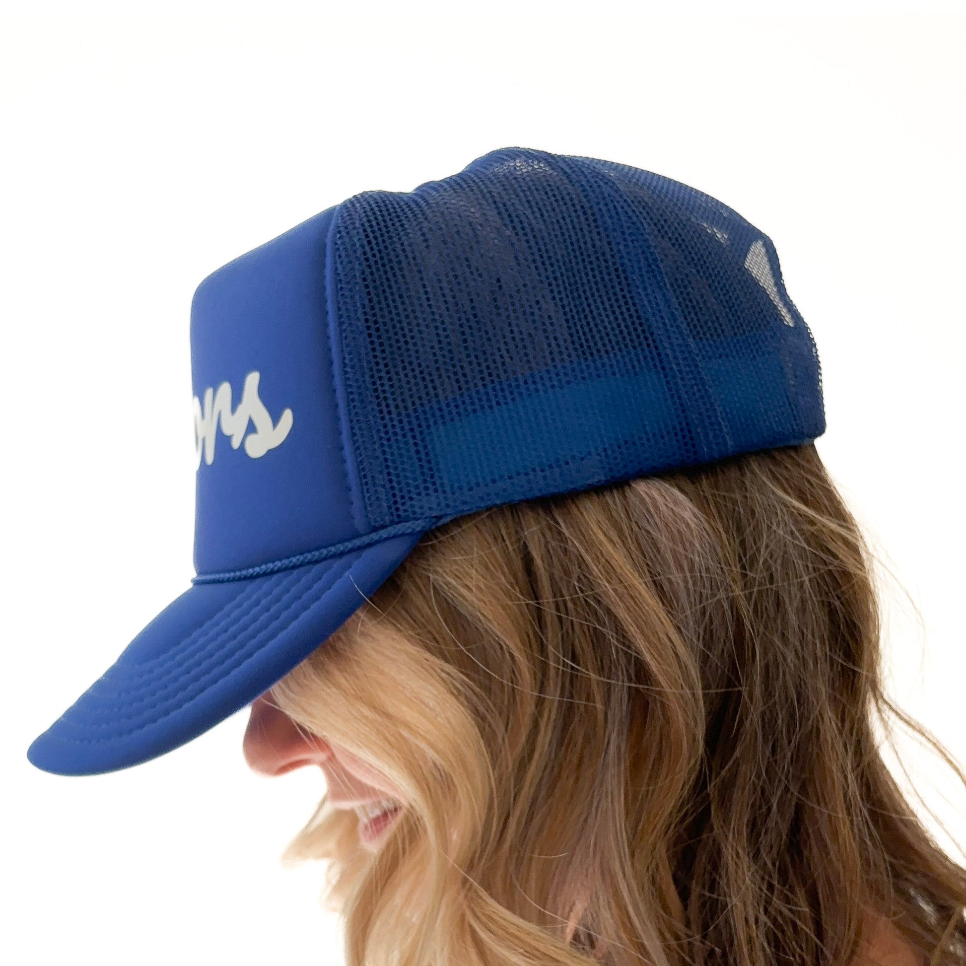 Women's blue snapback trucker hat with gators ivory pearl print